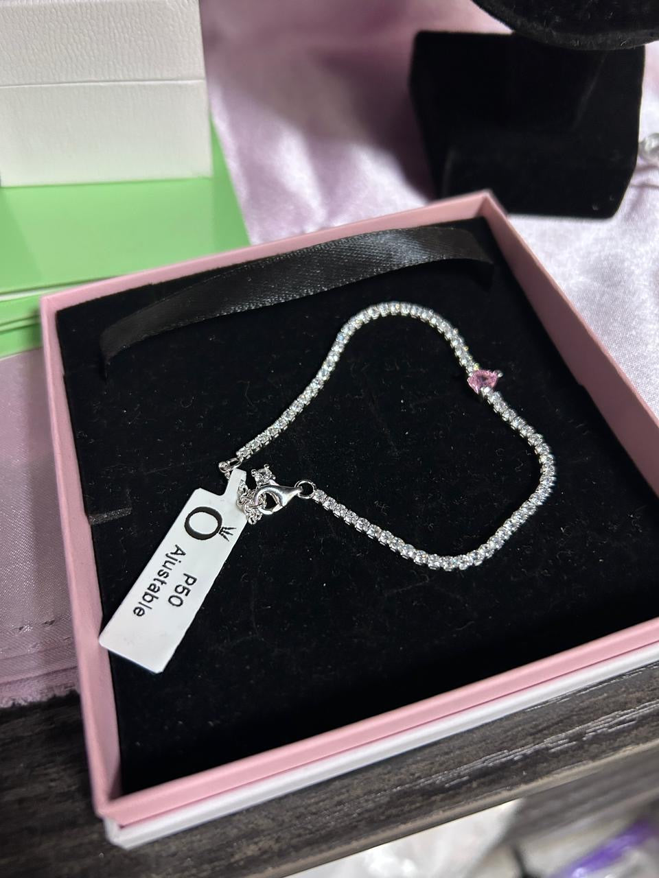 P50 Brazalete corazón brillante rosa estilo Pandora incluye caja. Material: Baño de plata.