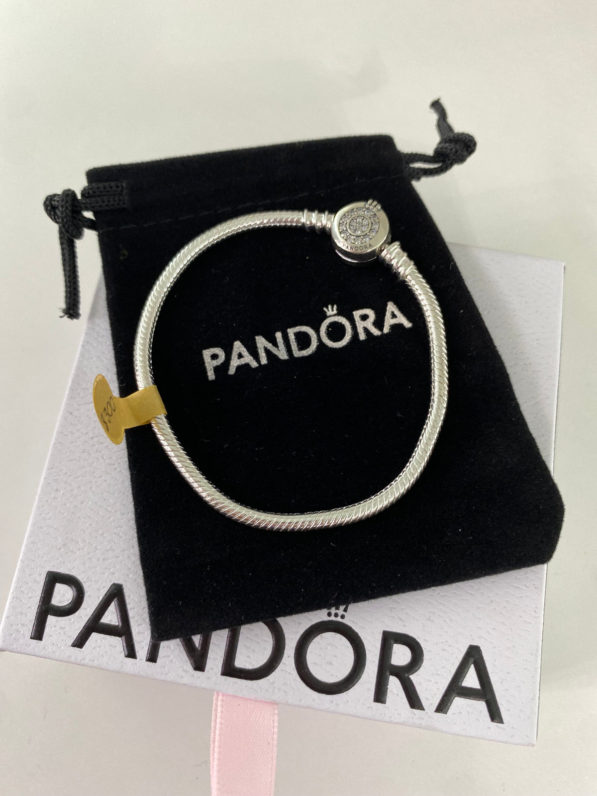 P08 Brazalete estilo Pandora Incluye caja. Material: Baño de plata.