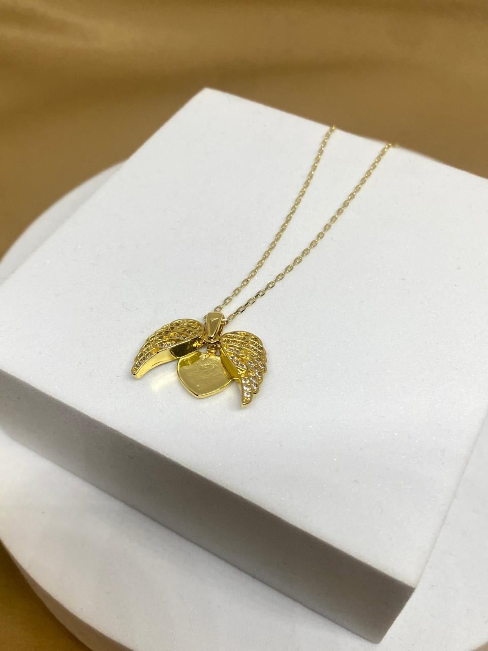C2672 Collar corazón con alas de Ángel Material: Oro Laminado 14k