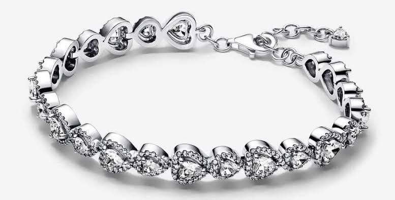 P42 Pulsera Corazones Cristal estilo Pandora, Incluye caja Material: Baño de plata.