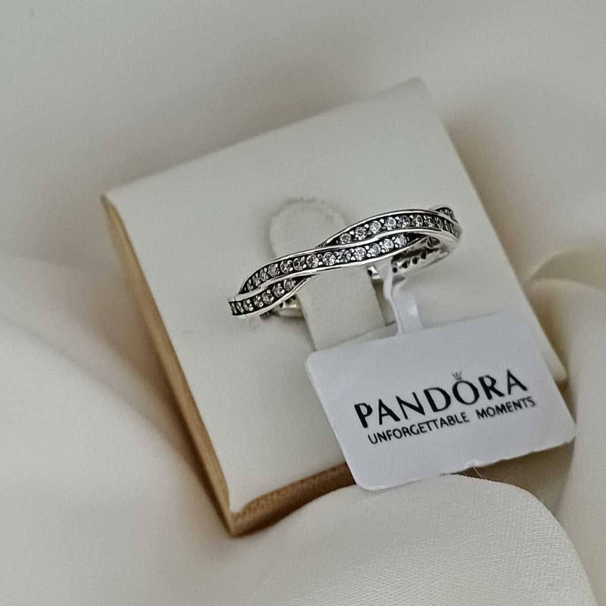 Mb-31 Anillo estilo Pandora Incuye caja y paño de limpieza.