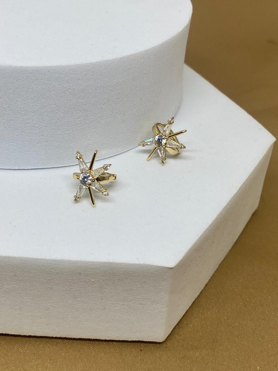 A26515 Arete estrella Material: Oro Laminado 18k