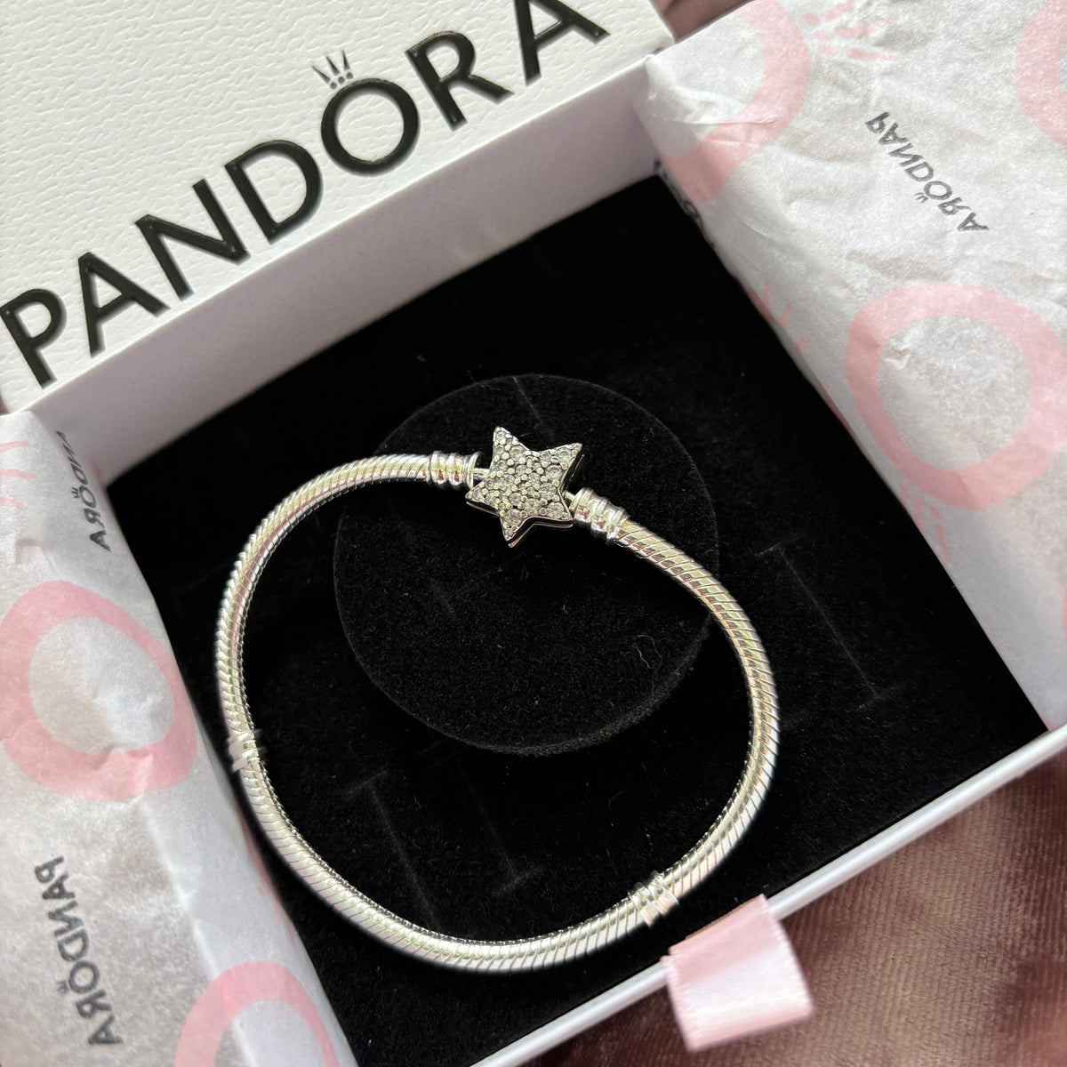 P15 Brazalete estilo Pandora incluye caja. Material: Baño de plata.
