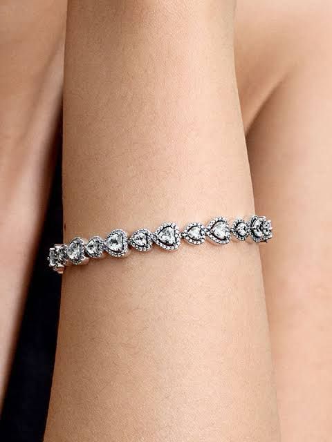 P42 Pulsera Corazones Cristal estilo Pandora, Incluye caja Material: Baño de plata.