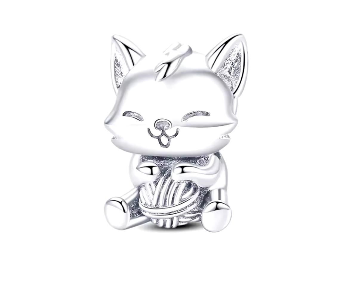 CHP135 Charm Gato con bola de estambre.