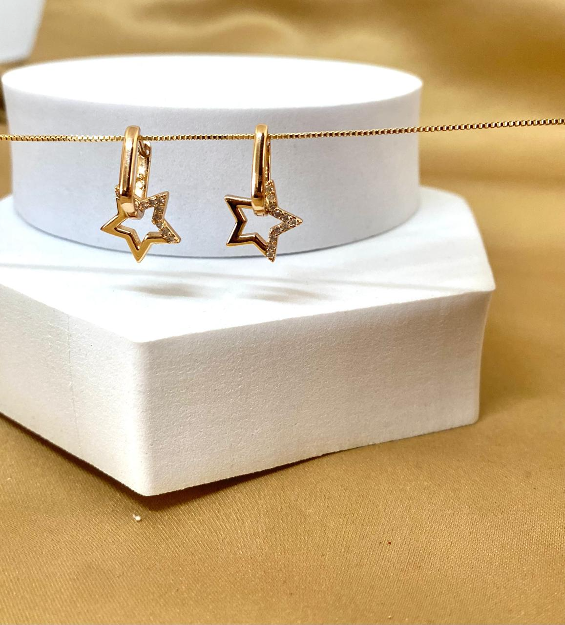 A26470 Arete con estrella desmontable. Material: Oro Laminado 18 k.