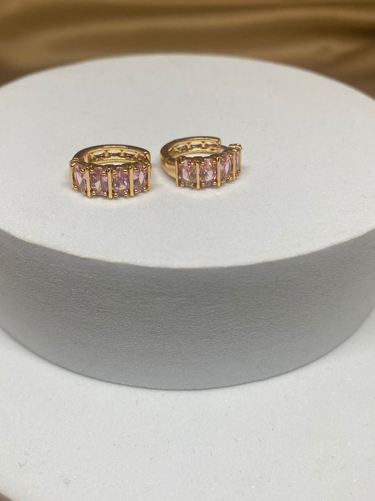 A26203 Arete con piedra rosa  Material: Oro Laminado 18k.