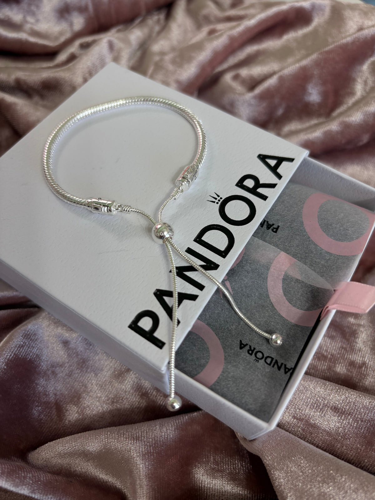 P41 Brazalete estilo Pandora incluye caja. Material: Baño de plata.