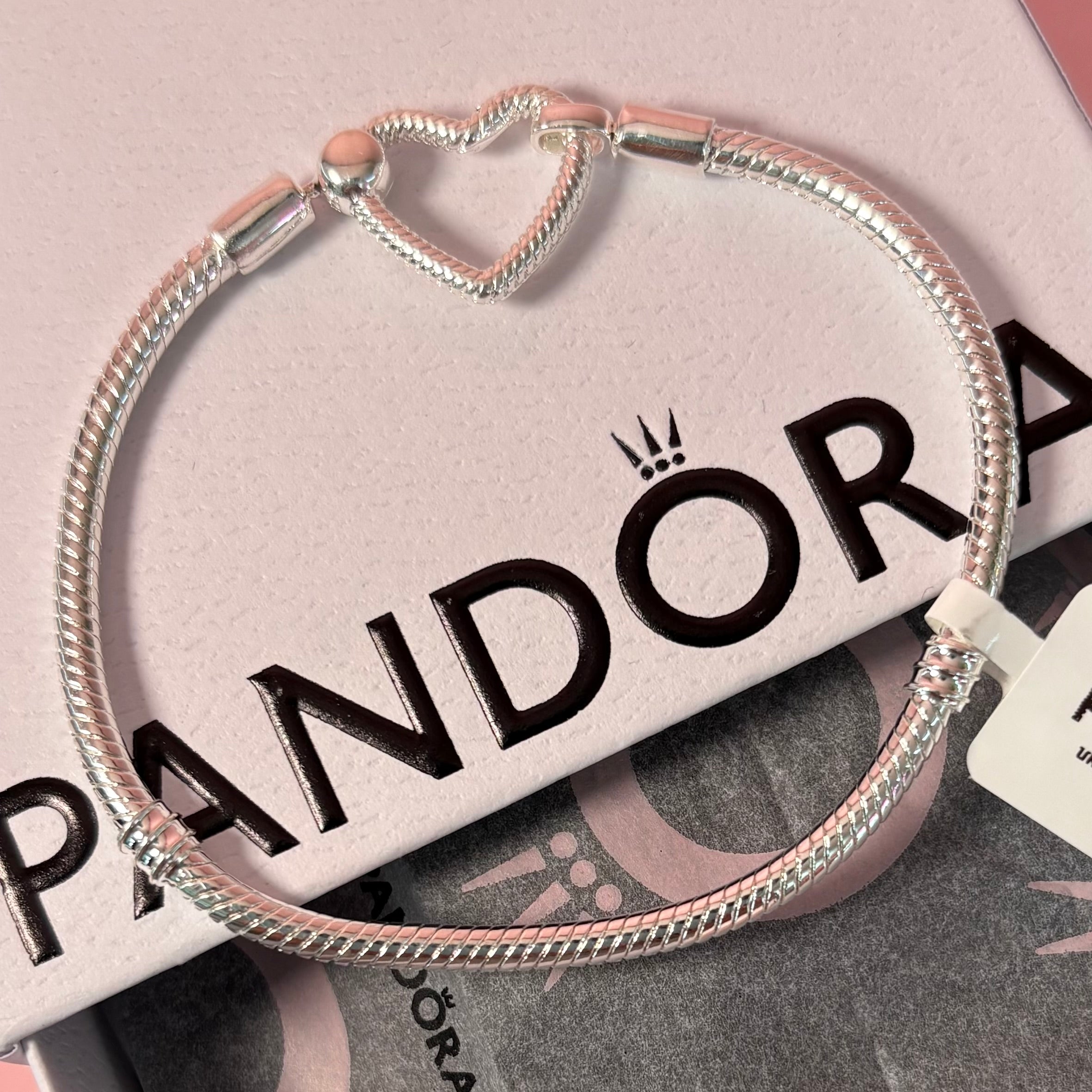 P04 Brazalete estilo Pandora incluye caja. Material: Baño de plata.