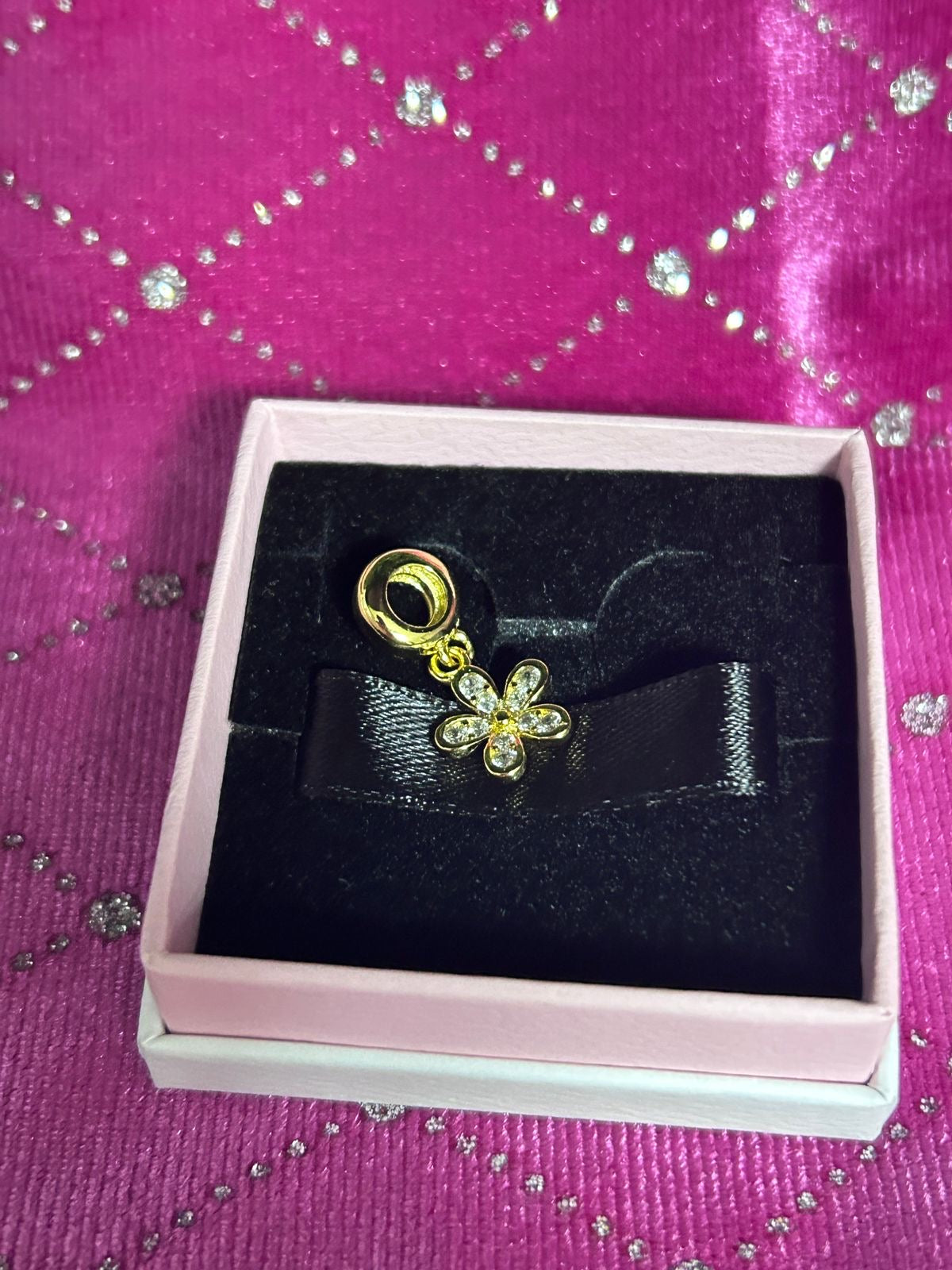 CHP161 - Charm colgante flor dorada.