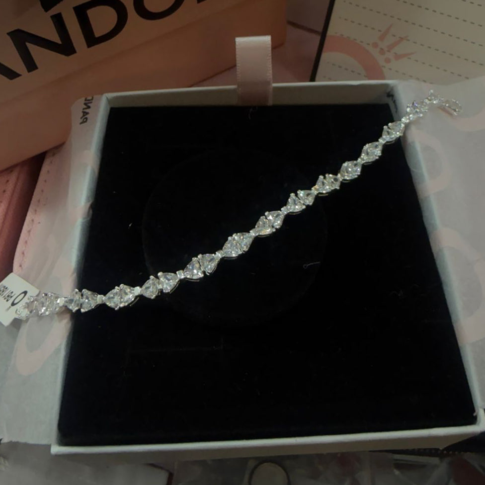P61 Brazalete moño Incluye caja. Material: Baño de plata.
