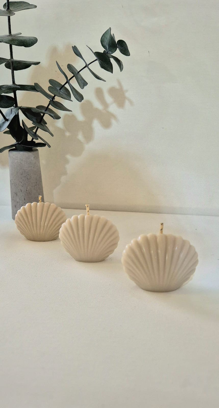 Vela decorativa color Beige con un toque de frutos rojos.