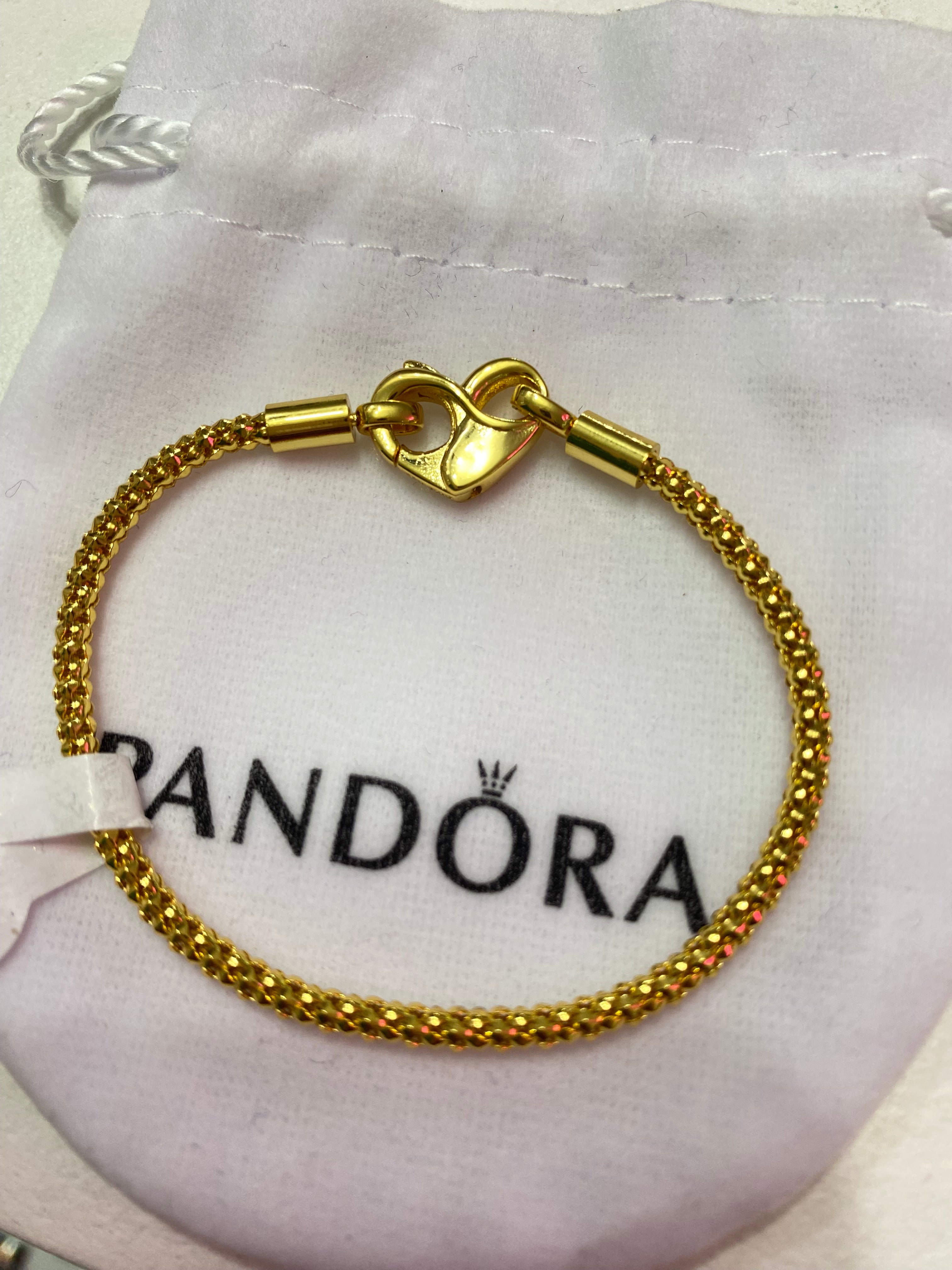 P18 Brazalete estilo Pandora incluye caja. Material: Baño de plata.