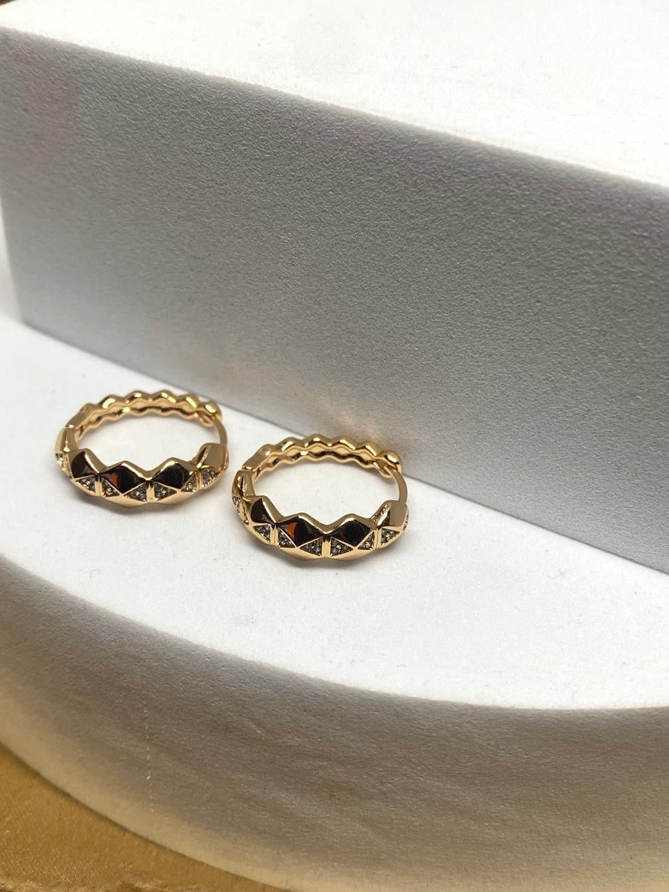 A2696 Arracada triangular Material: Oro Laminado 18k