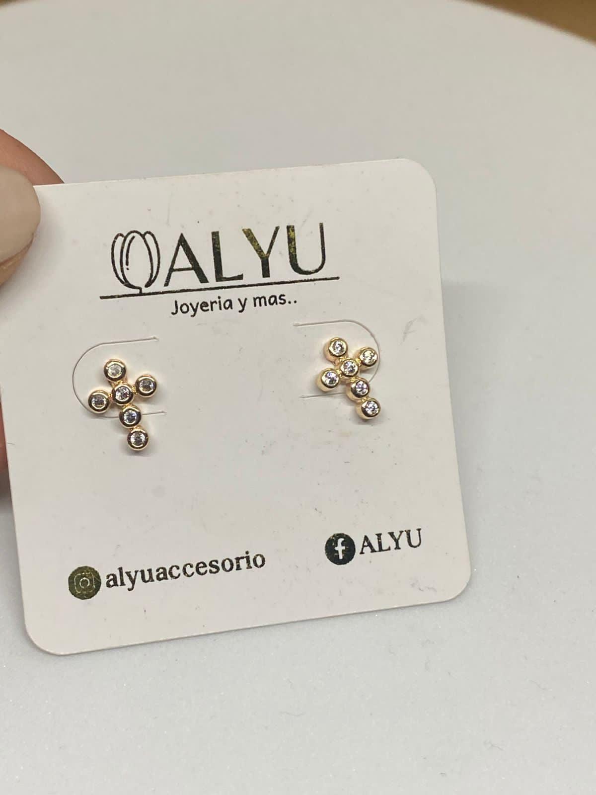 A26242  Broquel cruz   Material:Oro Laminado 18k.