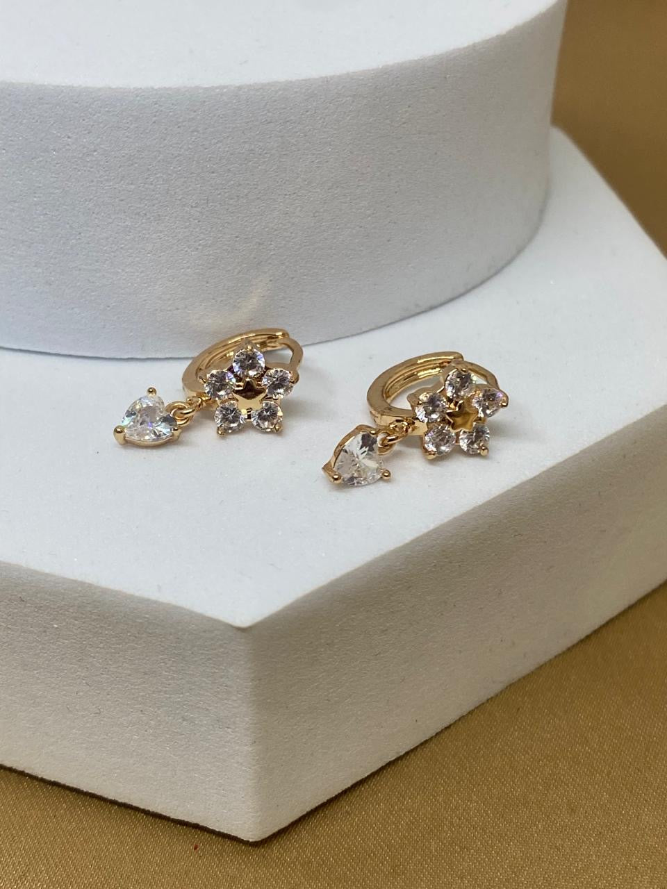 ‎A26513 Arete corazón mini colgante  Material: Oro Laminado 18k