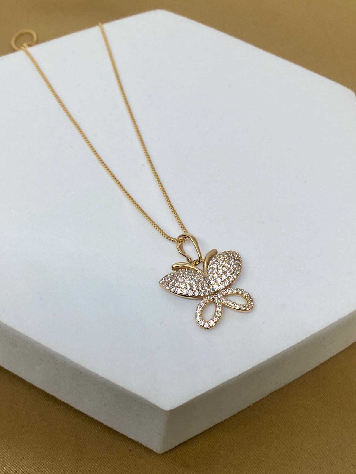 C26543 Collar mariposa con brillo  Material: Oro Laminado 18k