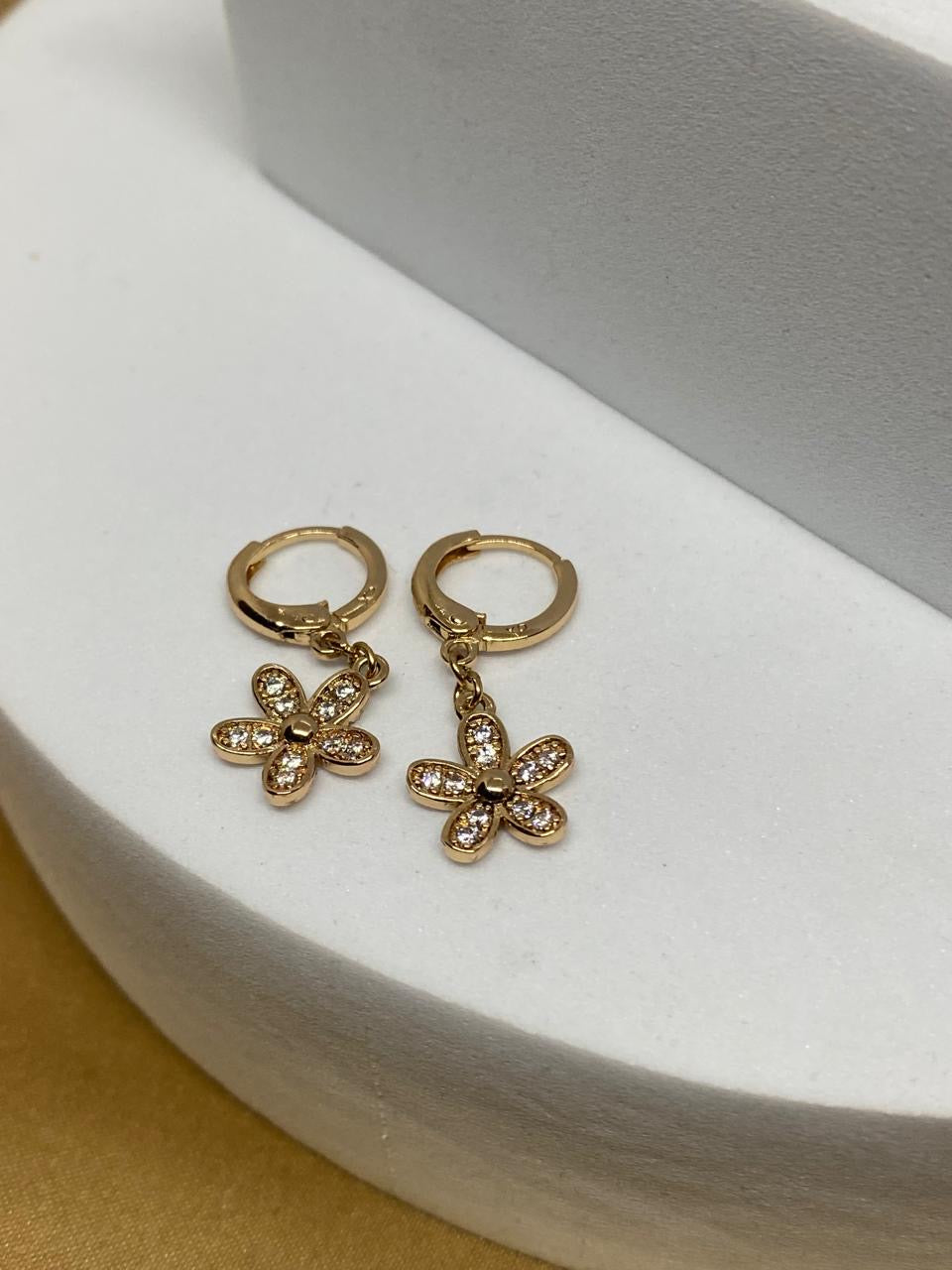 A2699 Arete colgante flor Material: Oro Laminado 18k