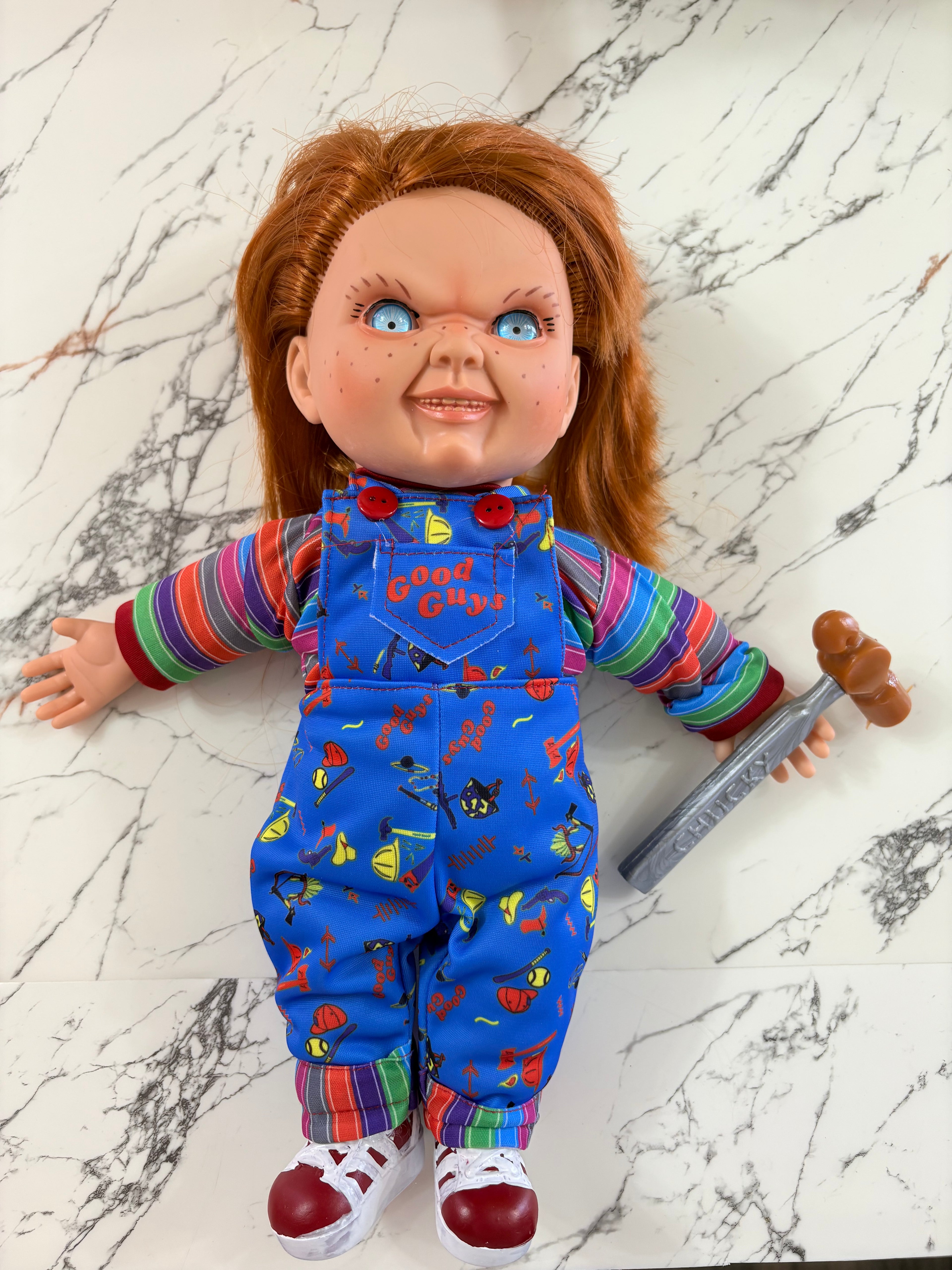 Muñeco Chucky 35cm Enojado con 🔨 Cuerpo de Felpa Incluye Caja