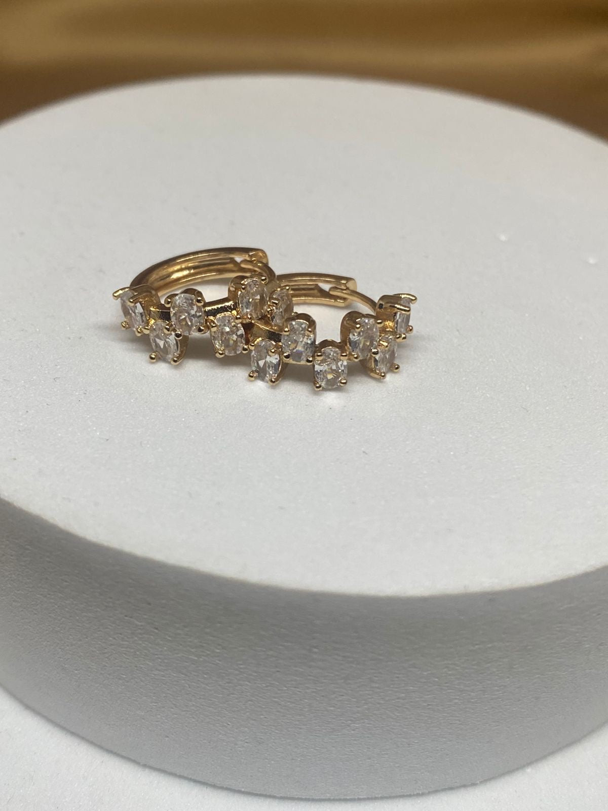 A26217 Arete con piedra zigzag   Material: Oro Laminado 18k .