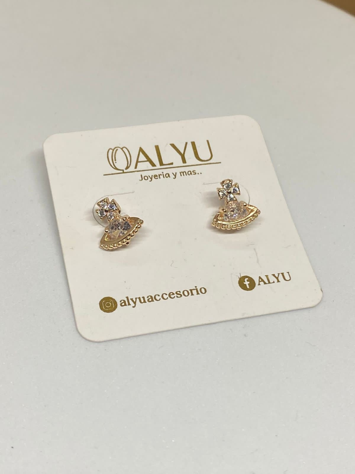 A26241 Broquel planeta   Material:Oro Laminado 18k.