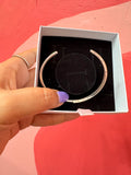 P32 Brazalete estilo Pandora incluye caja. Material: Baño de plata.