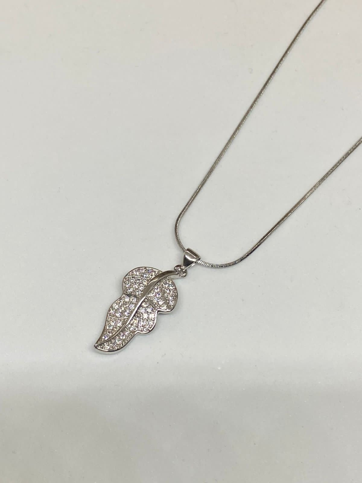 C26234 Collar de hoja         Material: Rodio .