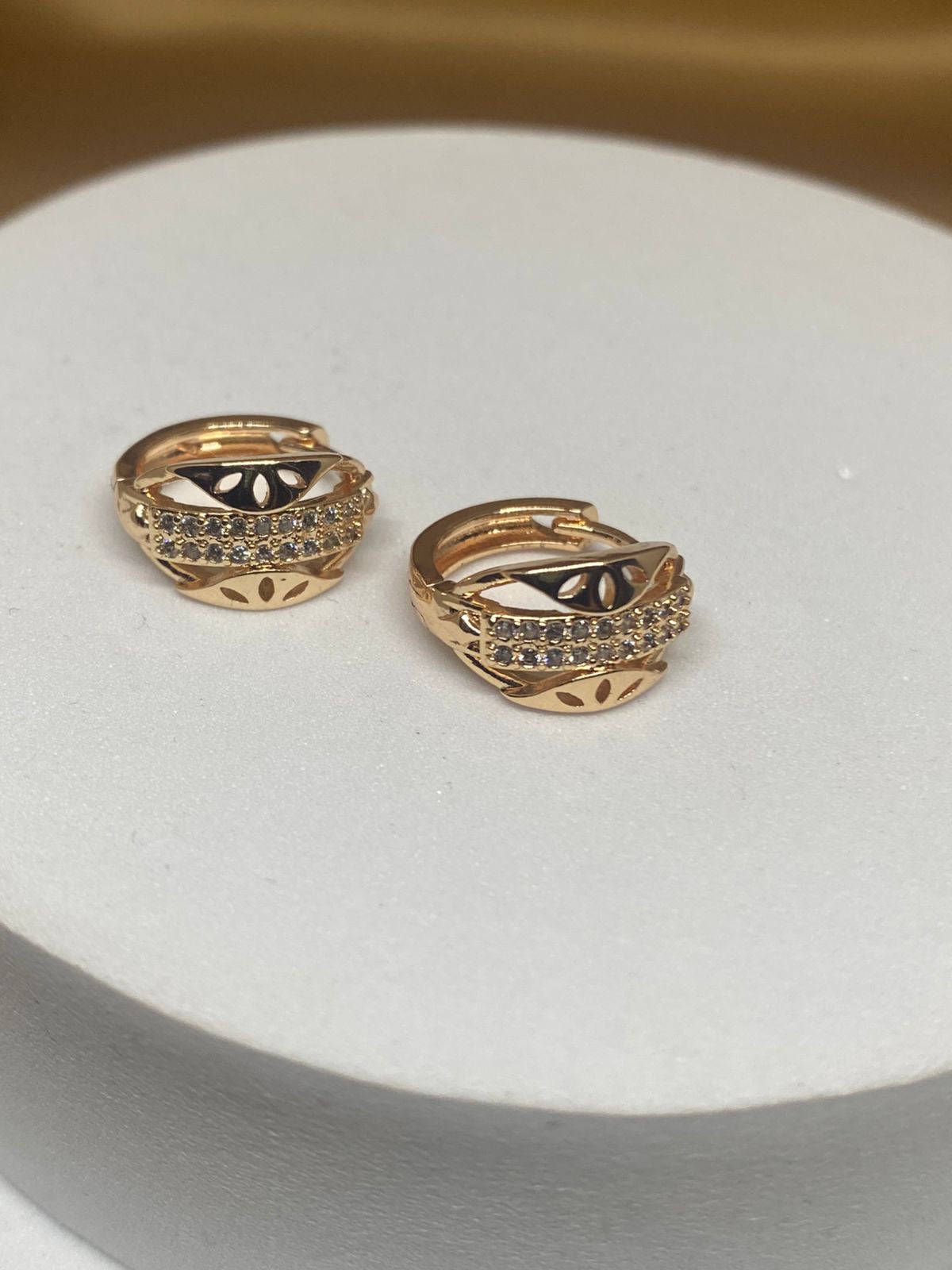 A26214 Arete con piedra   Material: Oro Laminado 18k .