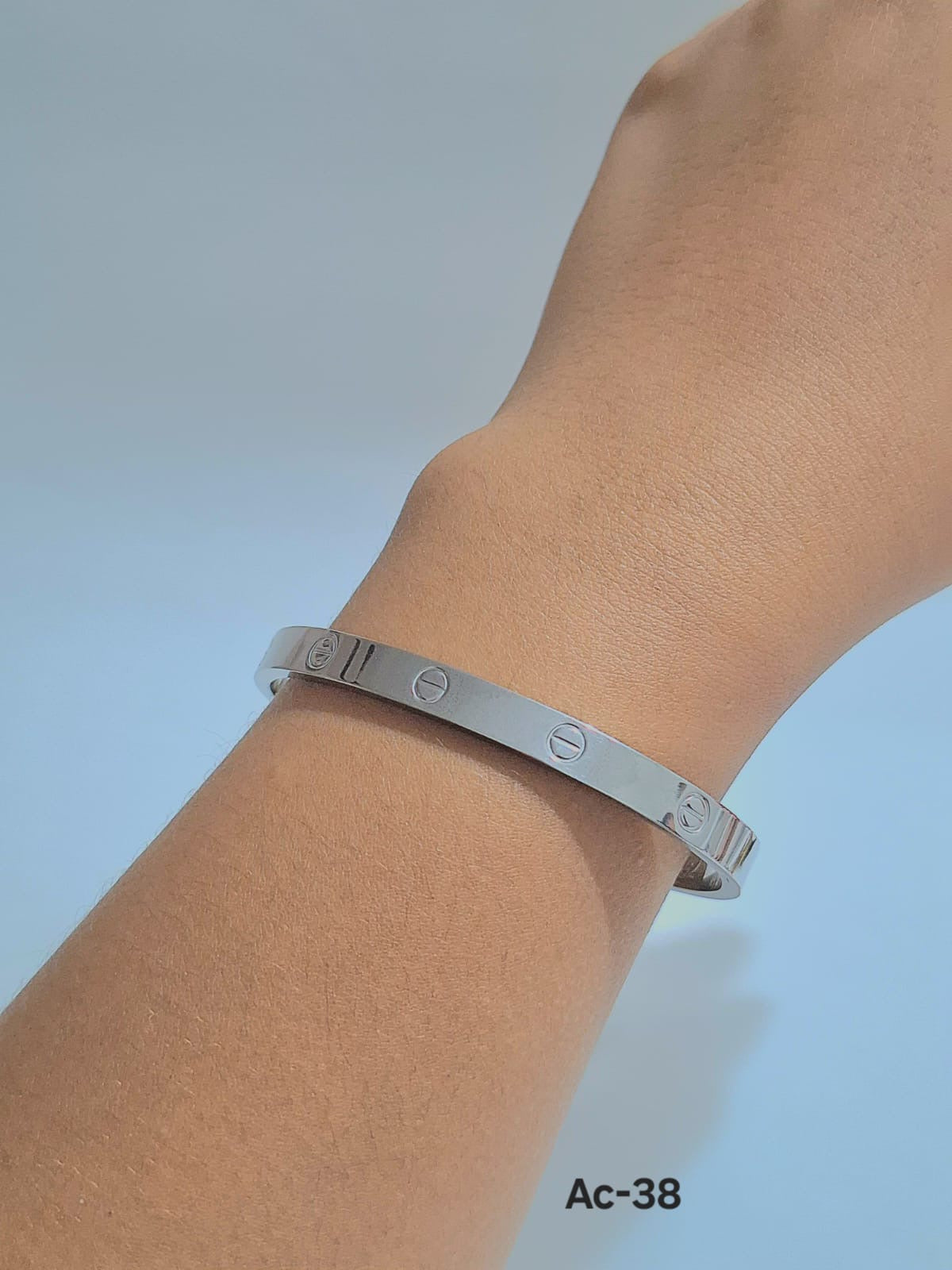 Mb-28 Brazalete en acero inoxidable.