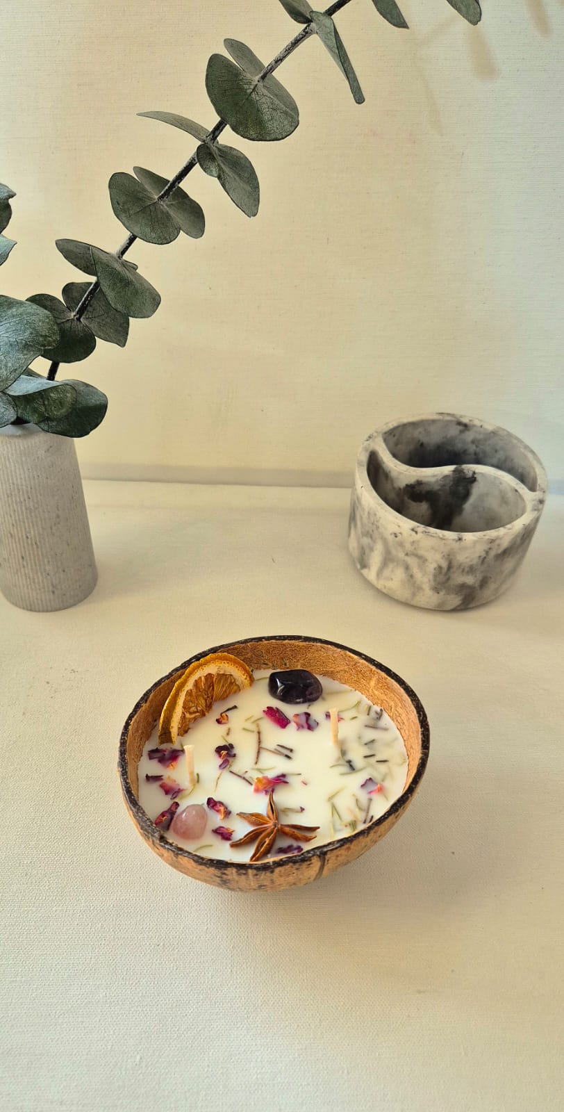 Vela decorativa en base de coco Aroma Palo santo-Albahaca-naranja