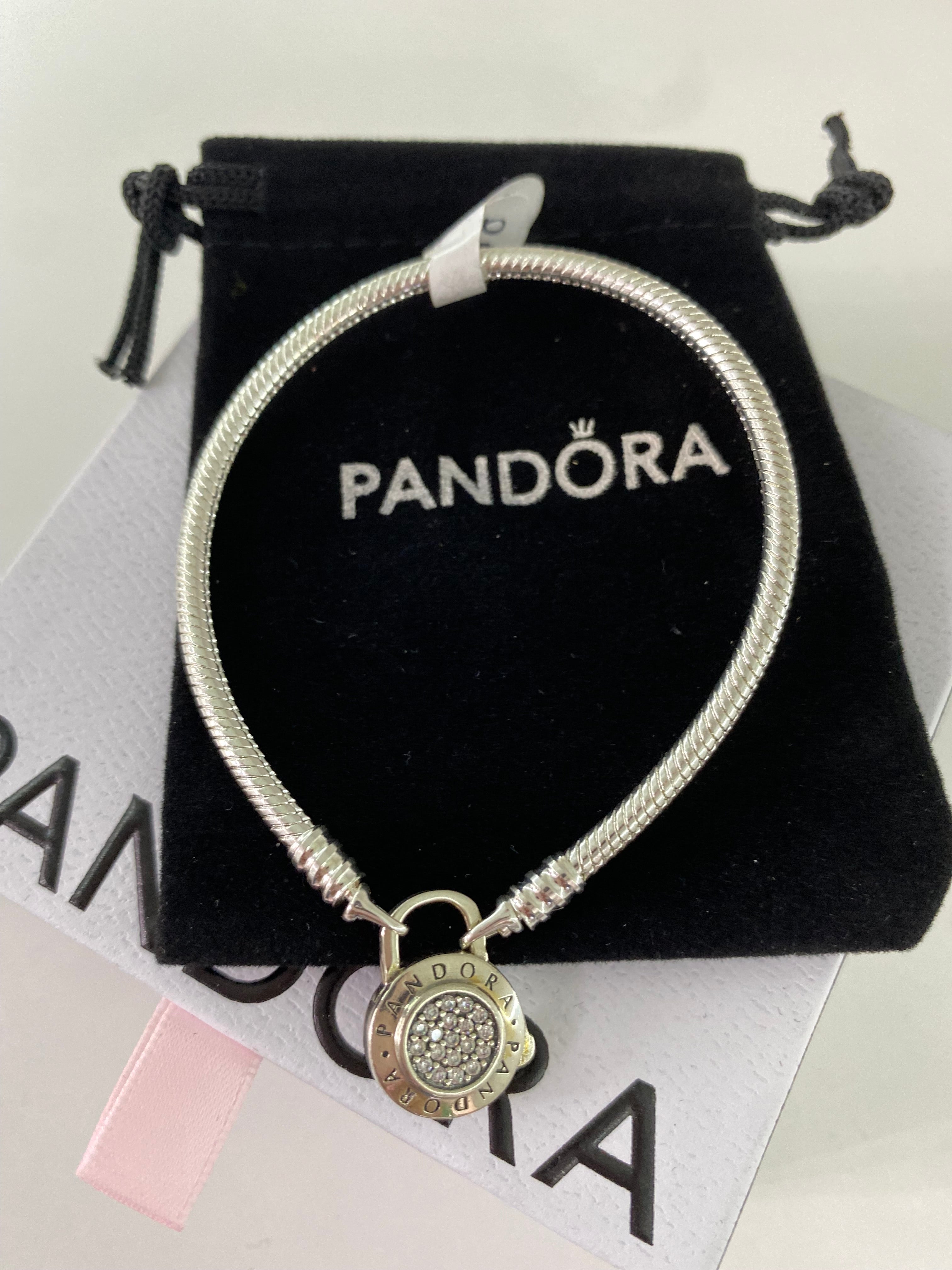 P09 Brazalete estilo Pandora incluye caja. Material: Baño de plata.