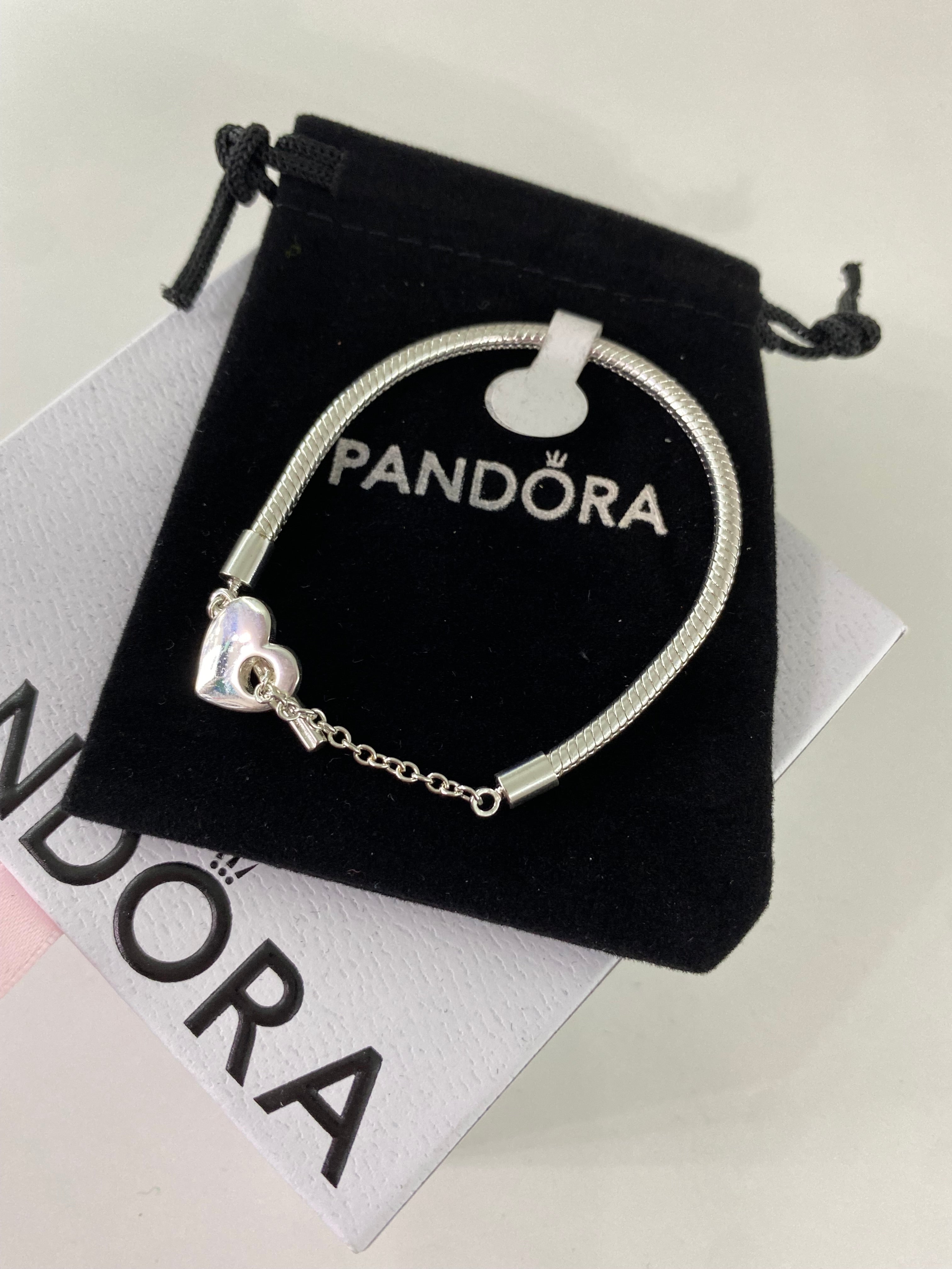 P10 Brazalete estilo Pandora incluye caja. Material: Baño de plata.