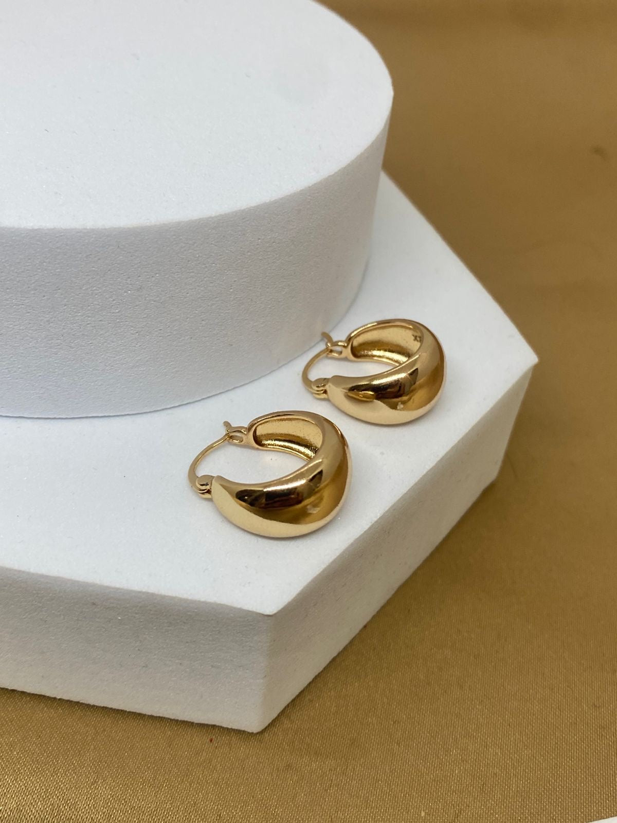 A26524 Arracada canasta lisa Material: Oro laminado 18k