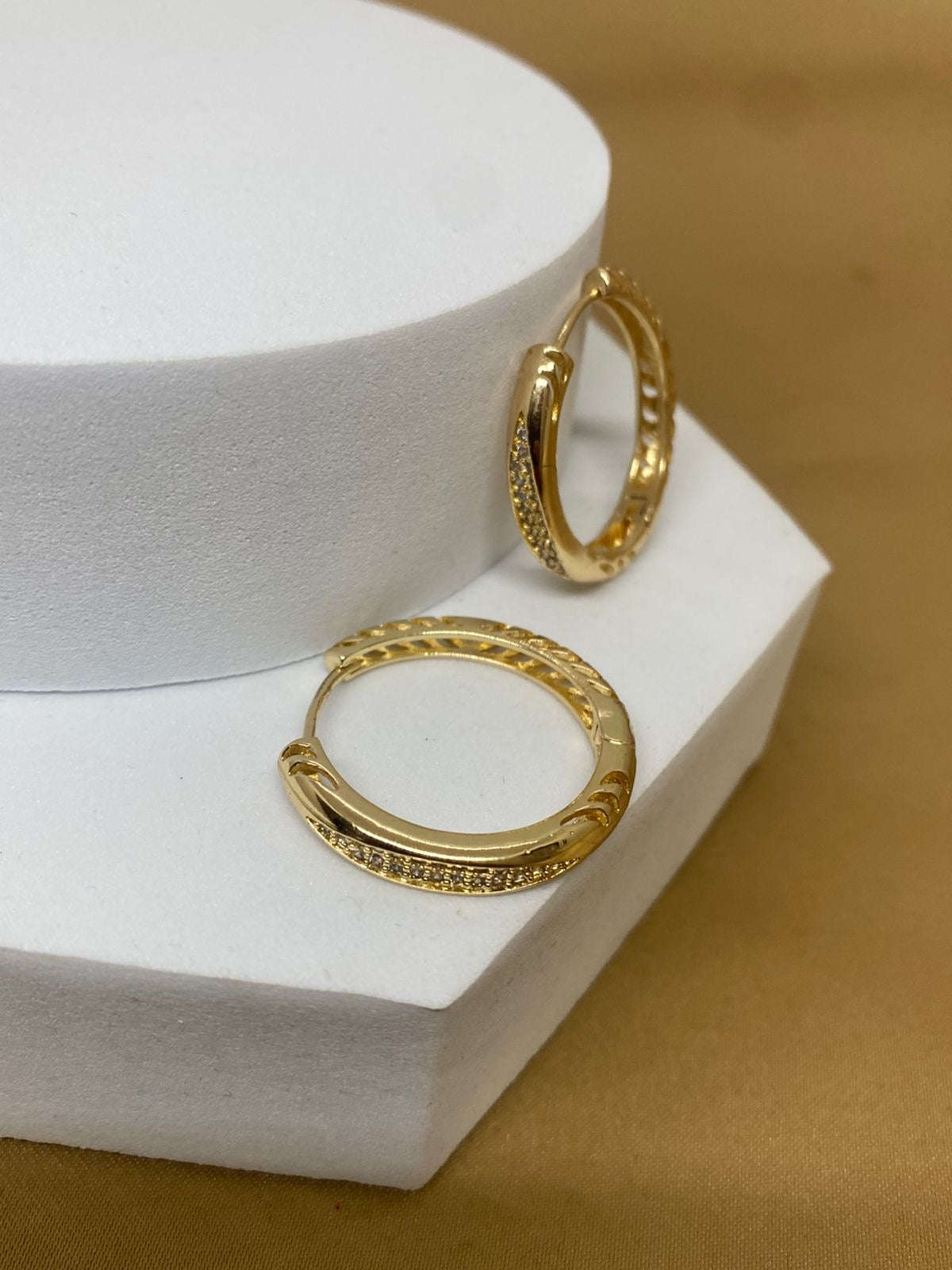 A26521 Arracada con piedra mini  Material: Oro laminado 18k