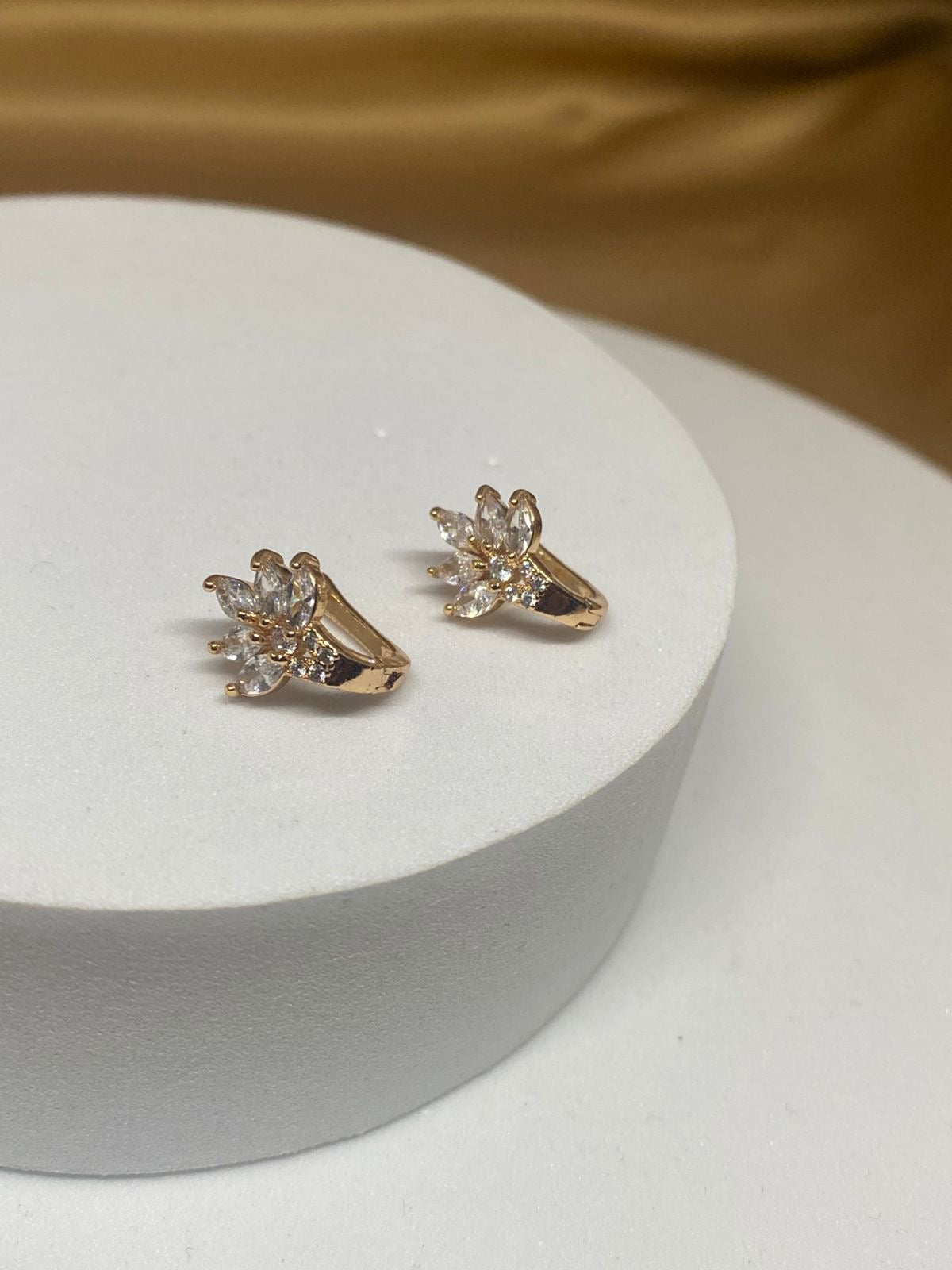 A26216 Arete tipo hoja    Material: Oro Laminado 18k .