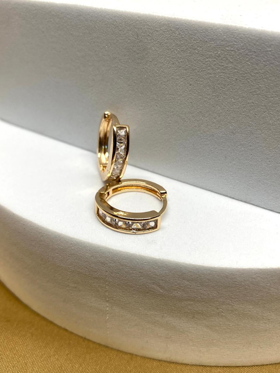A26109  Arracada con piedra blanca Material: Oro Laminado 14k