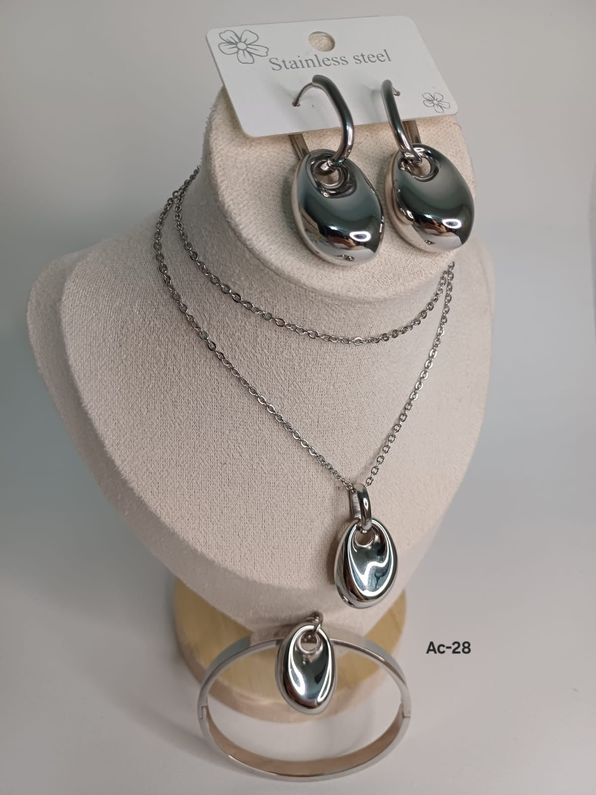 Ac-28 Set Collar, Aretes y Brazalete en acero inoxidable.