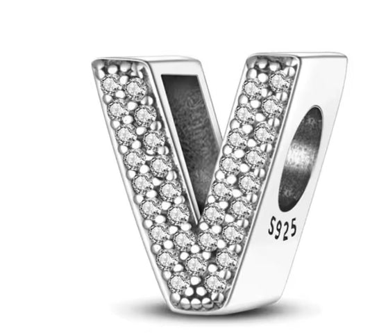 CHP190 Charm letra V brillos.