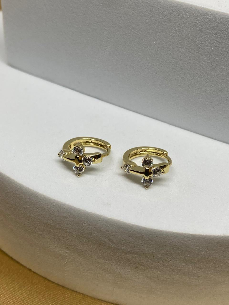 A26111 Arracada cruz Material: Oro Laminado 14k