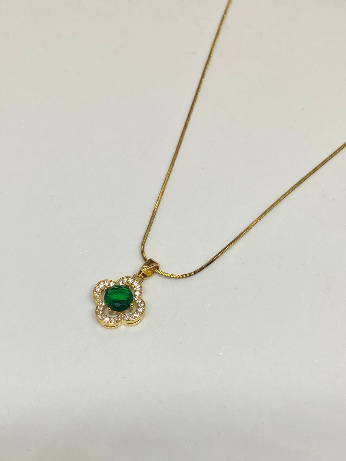 C26232 Collar trébol verde       Material: Acero Inoxidable.