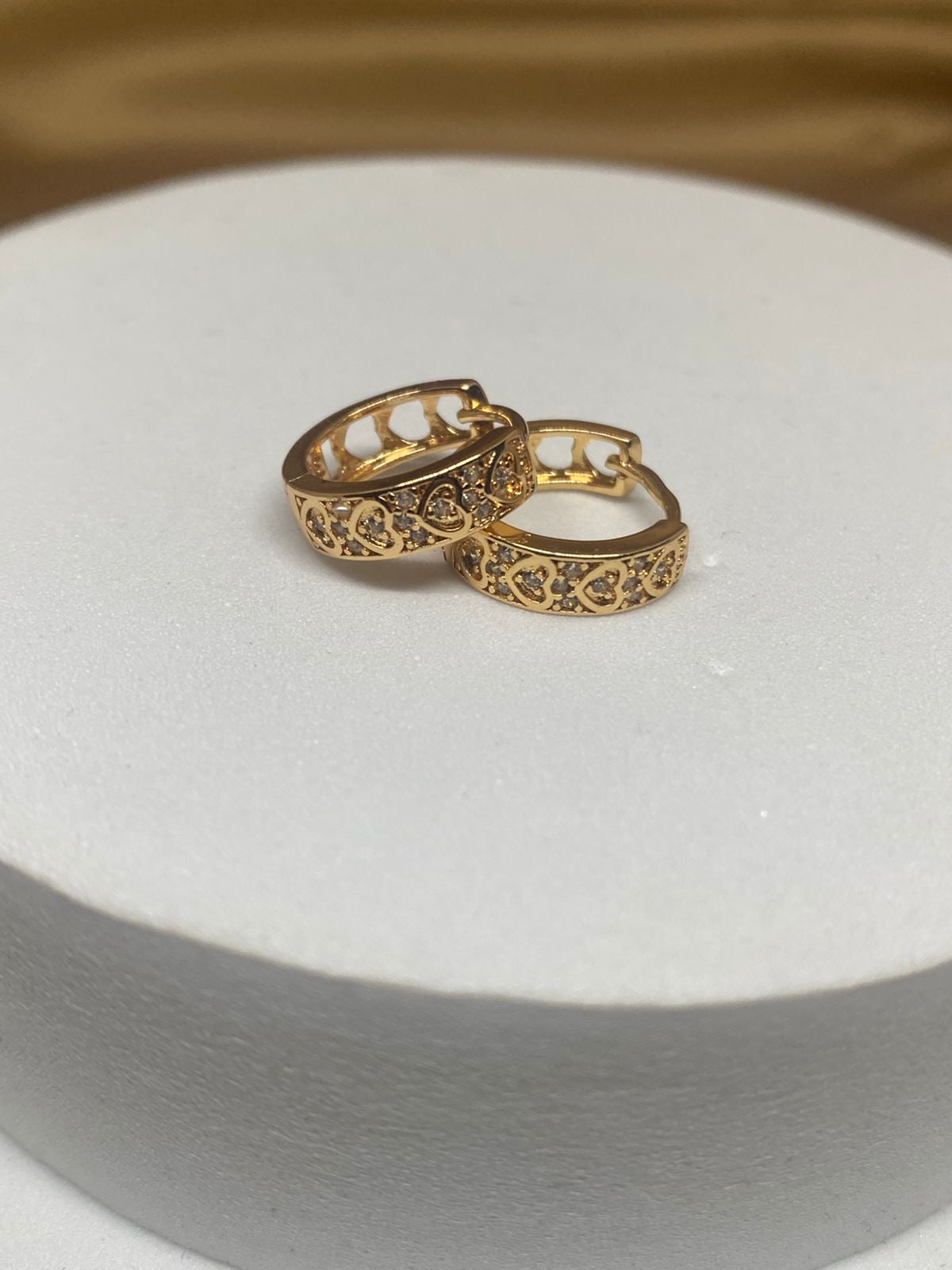 A26205 Arete con corazones Material: Oro Laminado 18k.