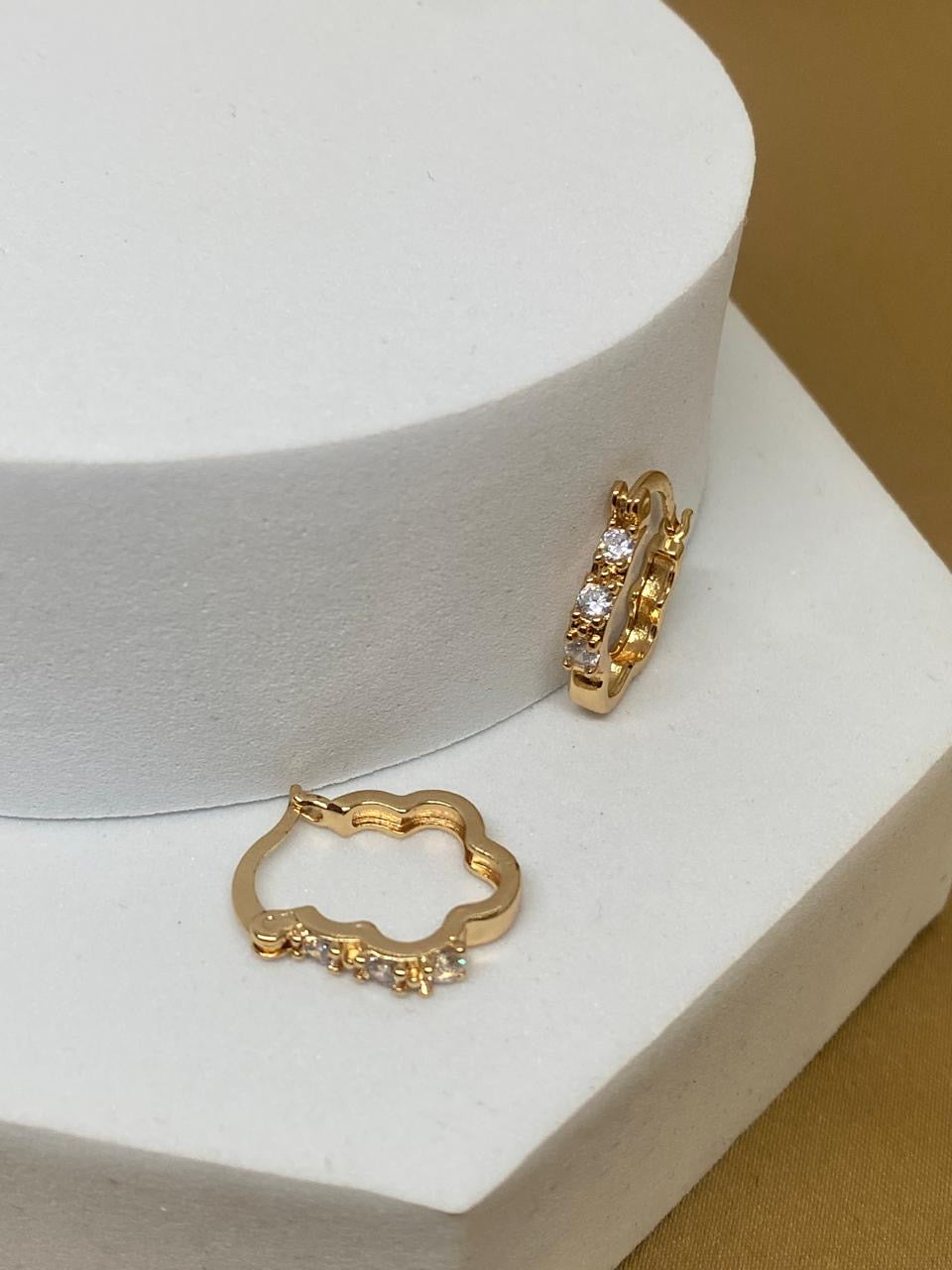 A26516 Arete con tres piedra Material: Oro Laminado 18k