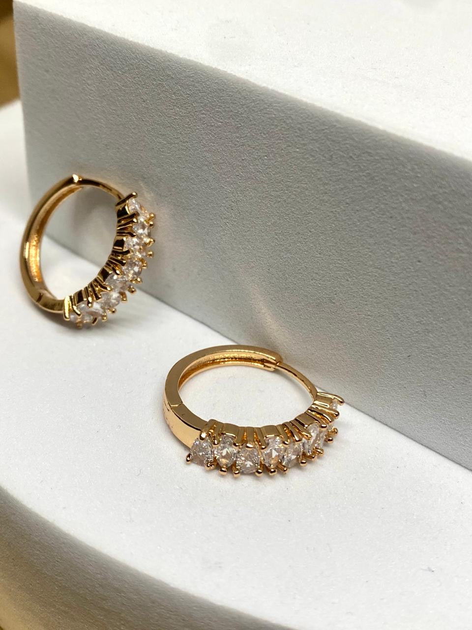 A2692 Arracada Con piedra blanca Material: Oro Laminado 18k