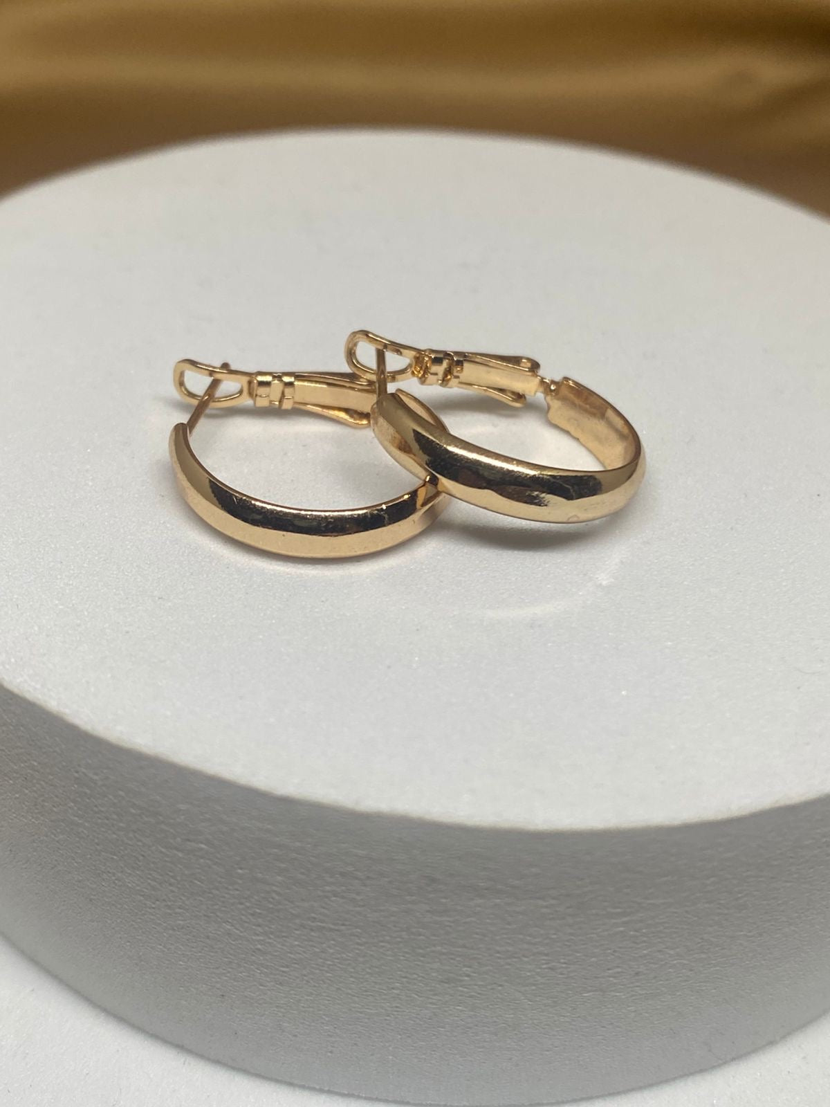 A26208 Arete liso Material: Oro Laminado 18k.