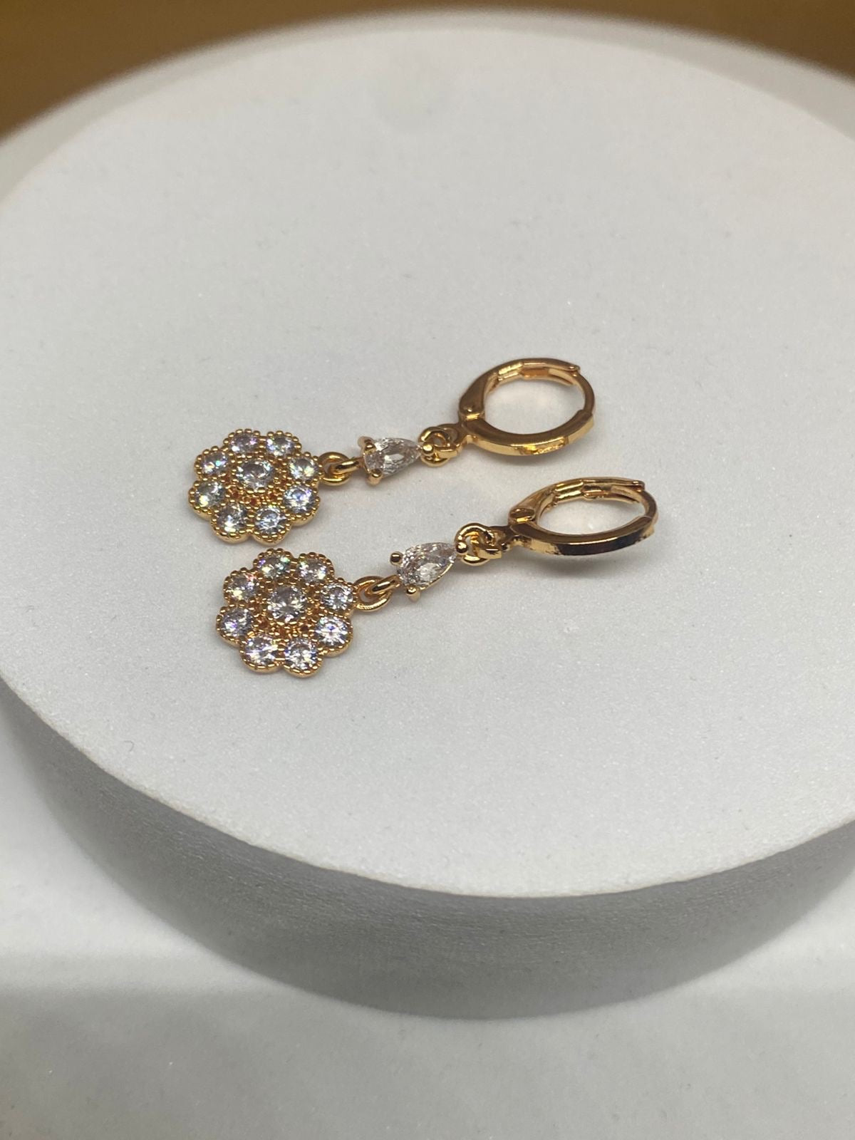 A26199 Arete largo Material: Oro Laminado 18k.