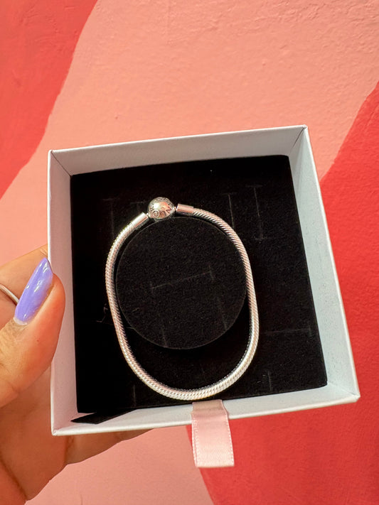 P33 Brazalete estilo Pandora incluye caja. Material: Baño de plata.