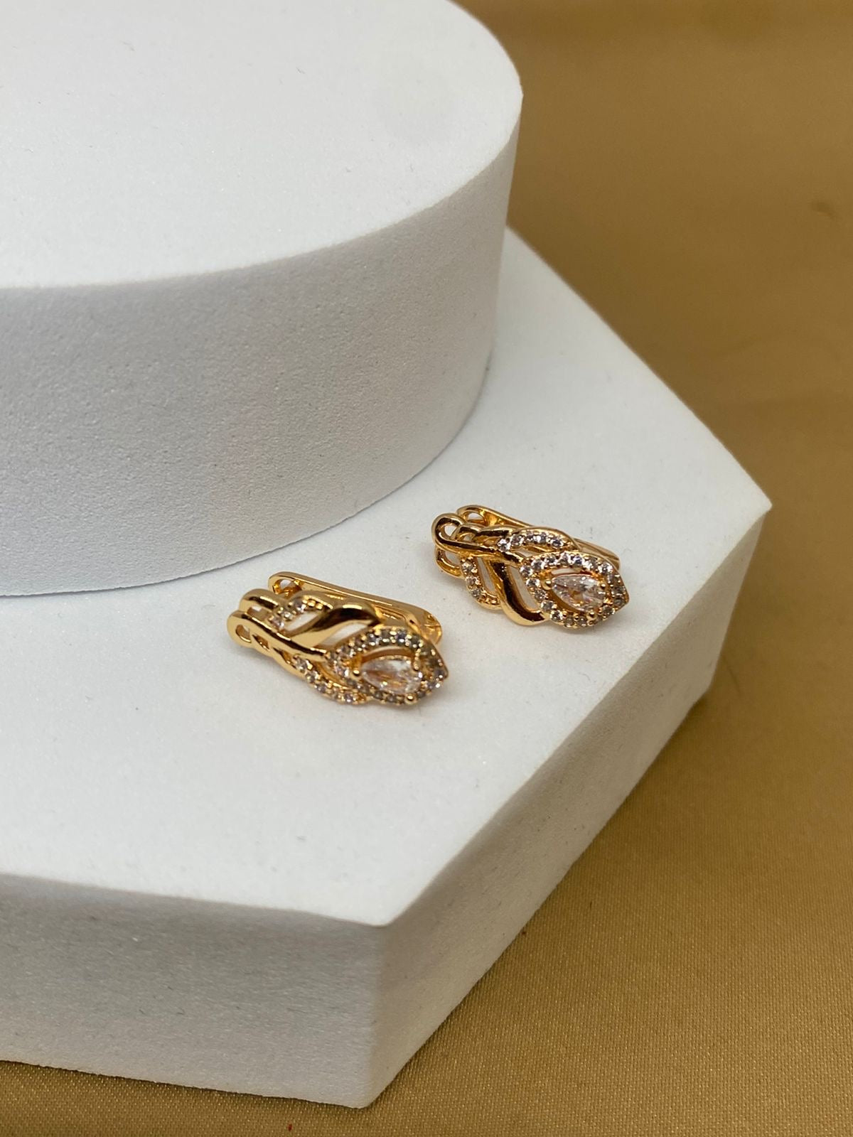 A26527 Arete diamante    Material: Oro laminado 18k