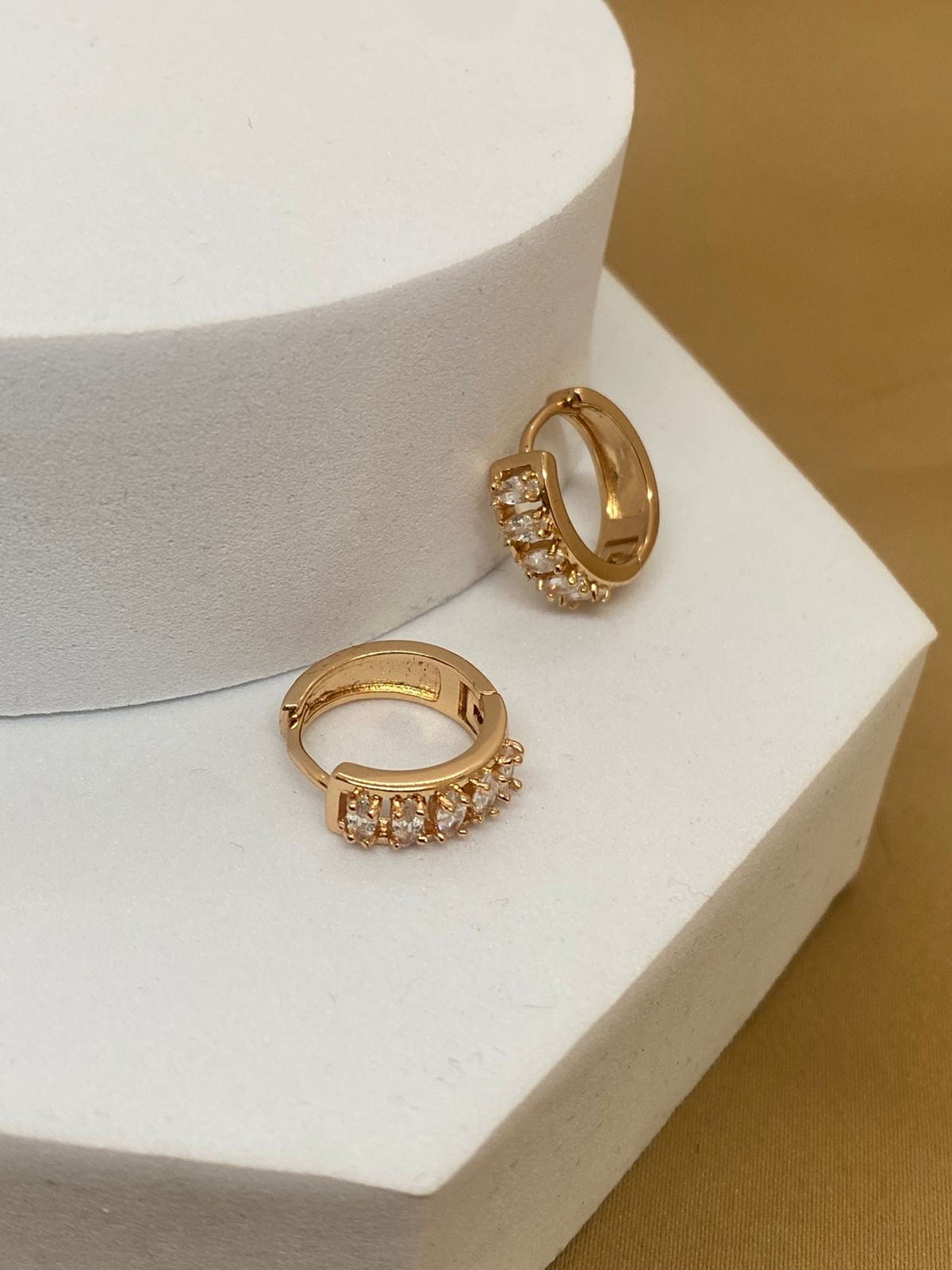 A26504 Arracada con 5 piedras  Material: Oro Laminado 18k