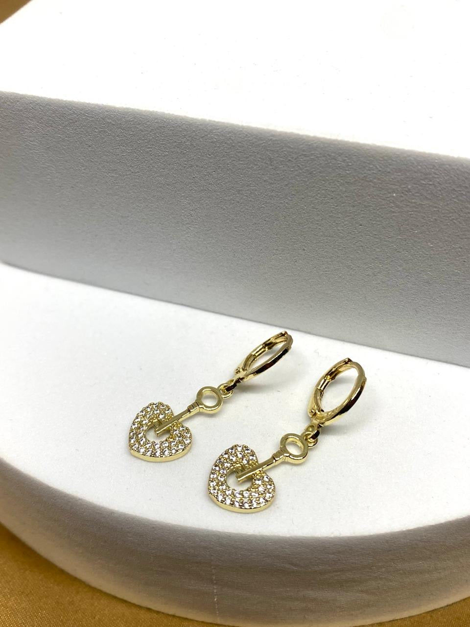 A26117 Arete colgante llave con corazón     Material: Oro Laminado 14k