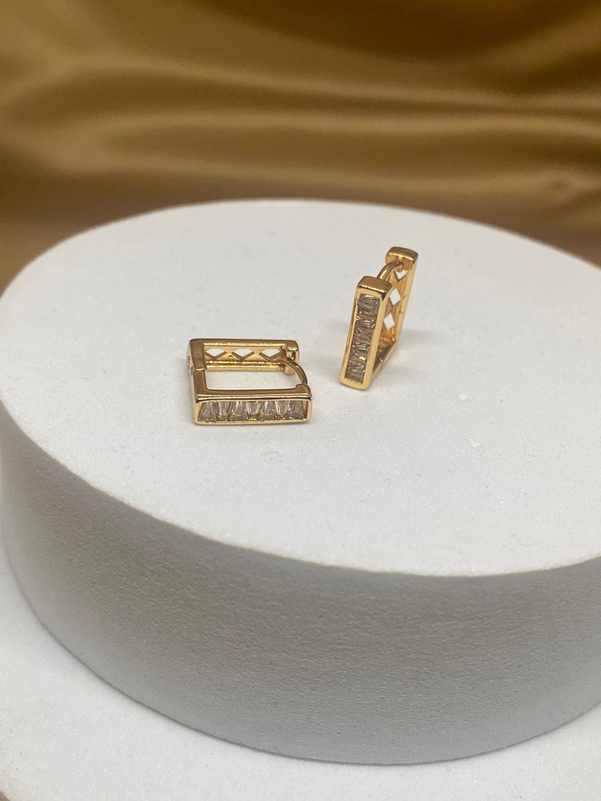 A26186 Arete cuadrado               Material:Oro laminado 18k .